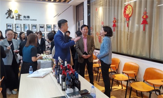 理光中国华南区总经理（左）、普天达宋总经理（中）与招商到家汇领导（右）